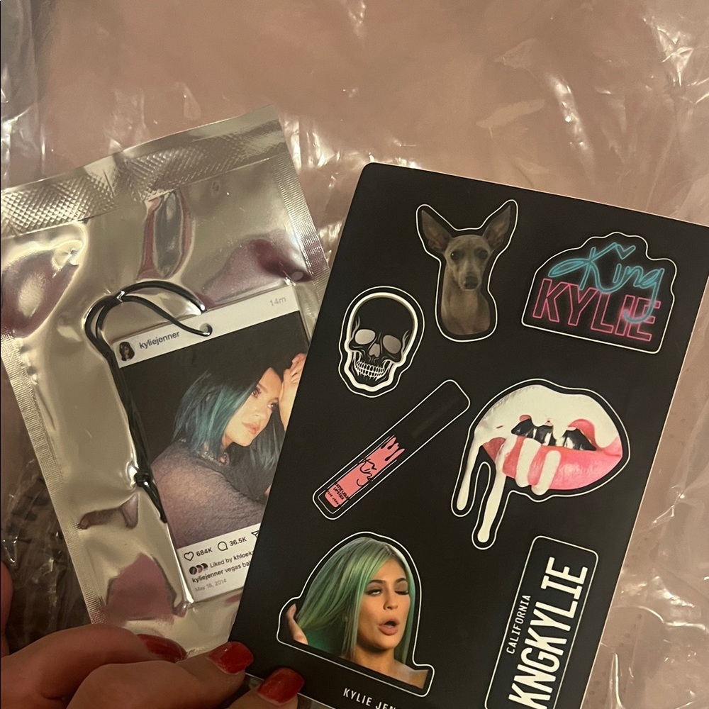 Kylie Cosmetics White Dog Face Tee - Picture 4 of 6